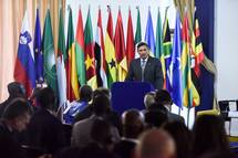 25. 5. 2016, Ljubljana – Predsednik republike nagovoril udeleence konference "Dan Afrike" (Neboja Teji)